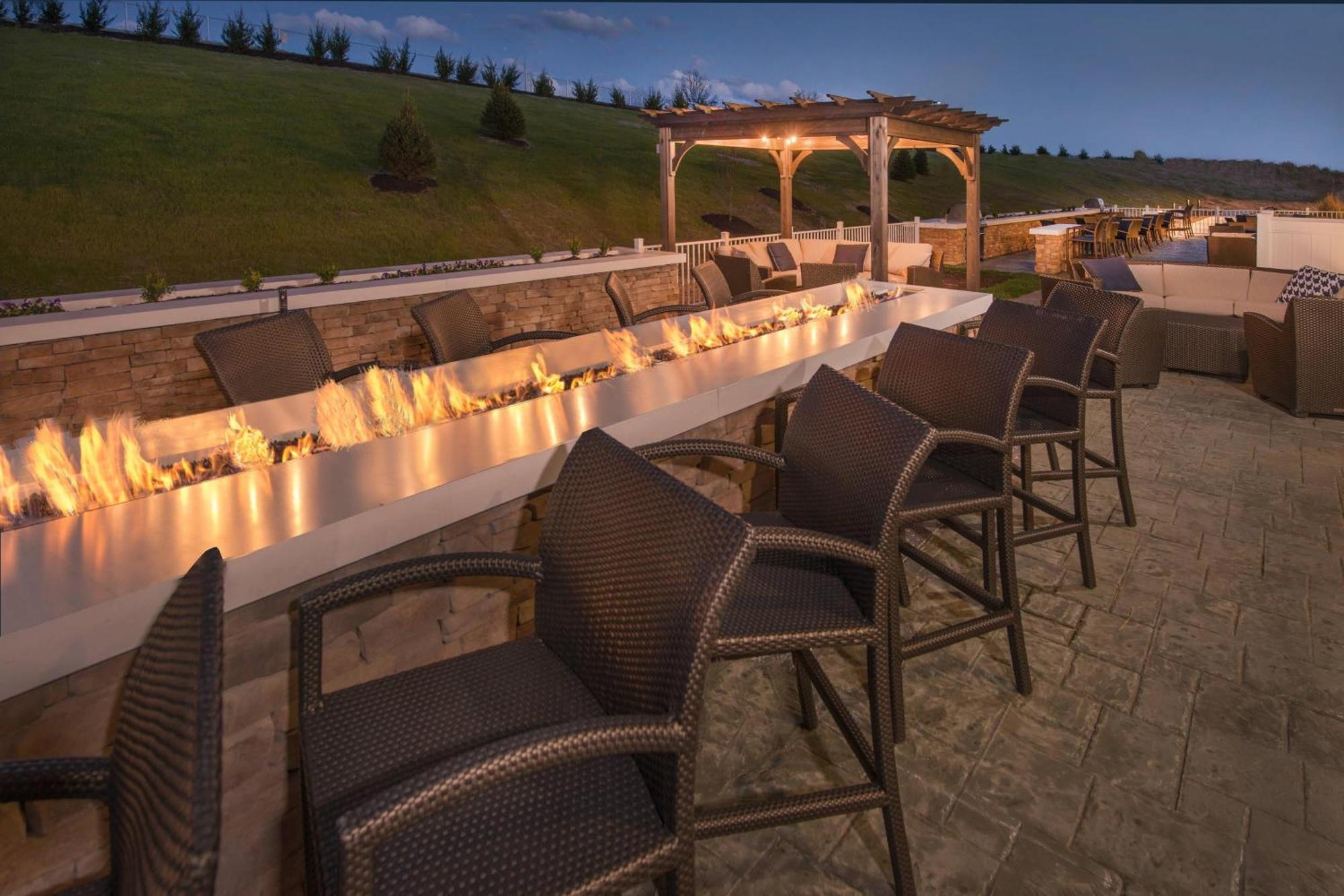 Fairfield Inn & Suites By Marriott Altoona Exterior photo